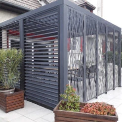 Pergola Bioclimatique Alu Anthracite 10,80m² Toit Avec Lames Alu + Ventelles Côté 3m + 5 Panneaux Moucharabieh – HABRITA