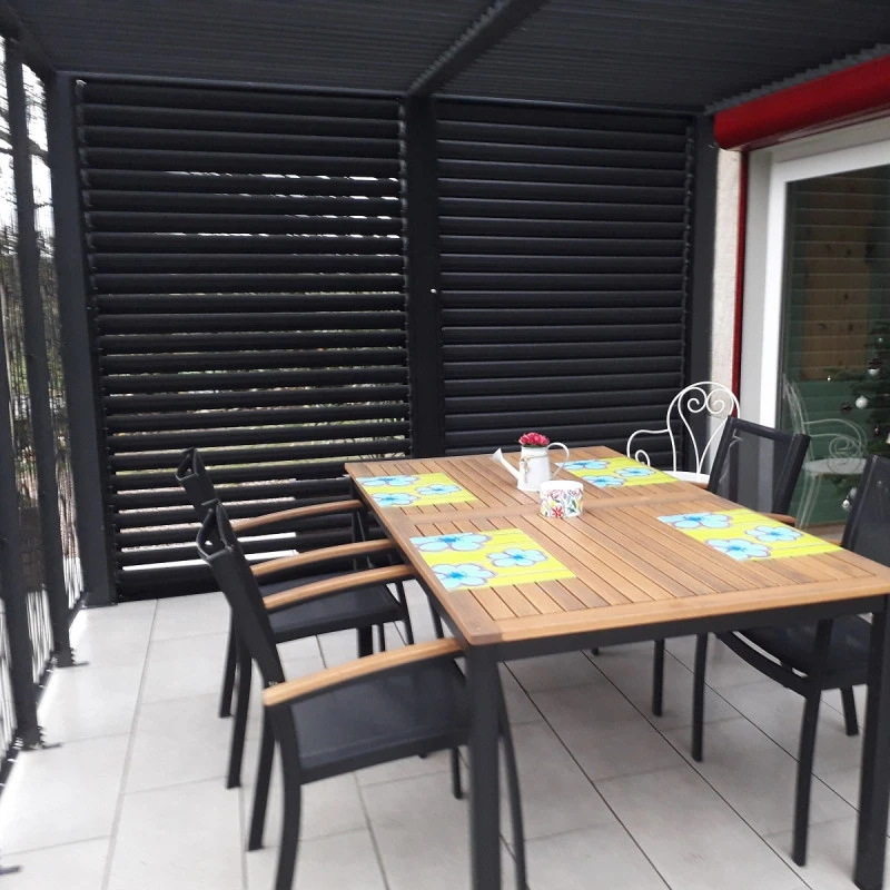 Pergola Bioclimatique Alu Anthracite 10,80m² Toit Avec Lames Alu + Ventelles Côté 3m + 5 Panneaux Moucharabieh – HABRITA – Image 4