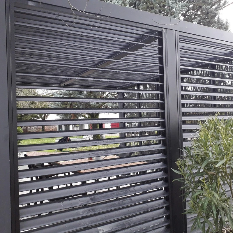 Pergola Bioclimatique Alu Anthracite 10,80m² Toit Avec Lames Alu + Ventelles Côté 3m + 5 Panneaux Moucharabieh – HABRITA – Image 6