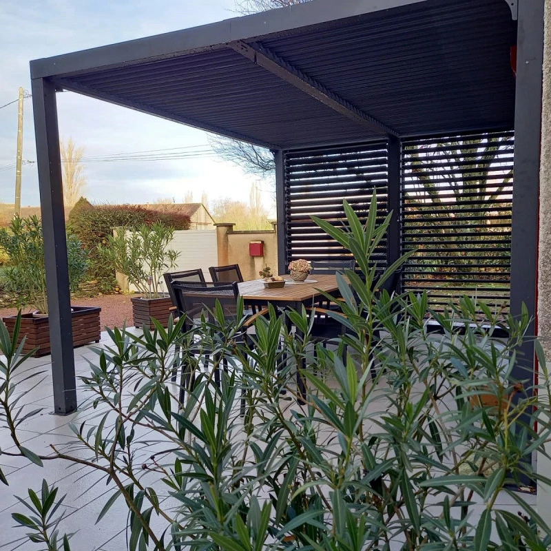 Pergola Bioclimatique Alu Anthracite 10,80m² Toit Avec Lames Ovales Aluminium + Ventelles Latérales Pour Côté 3,60m – HABRITA – Image 6
